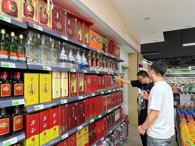 雨城區(qū)開展&ldquo;特供酒&rdquo;清源斷鏈奏響&ldquo;舌尖保衛(wèi)戰(zhàn)&rdquo;號(hào)角